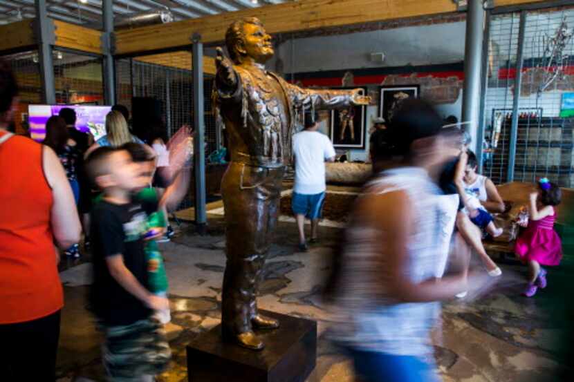 Una escultura de bronze del cantante mexicano Juan Gabriel, da la bienvenida a la...