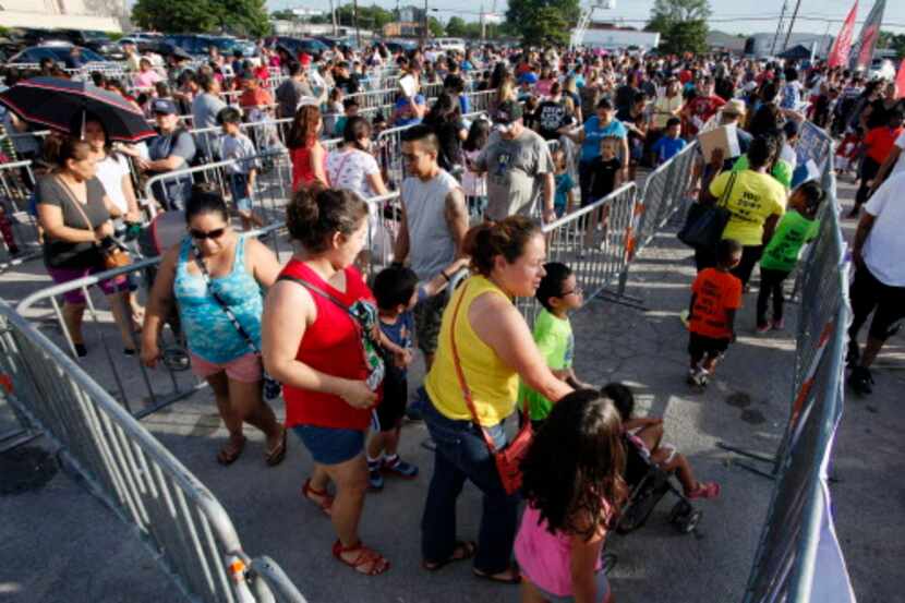 Miles de personas llegaron para recibir útiles gratis, además de otros beneficios. BEN...