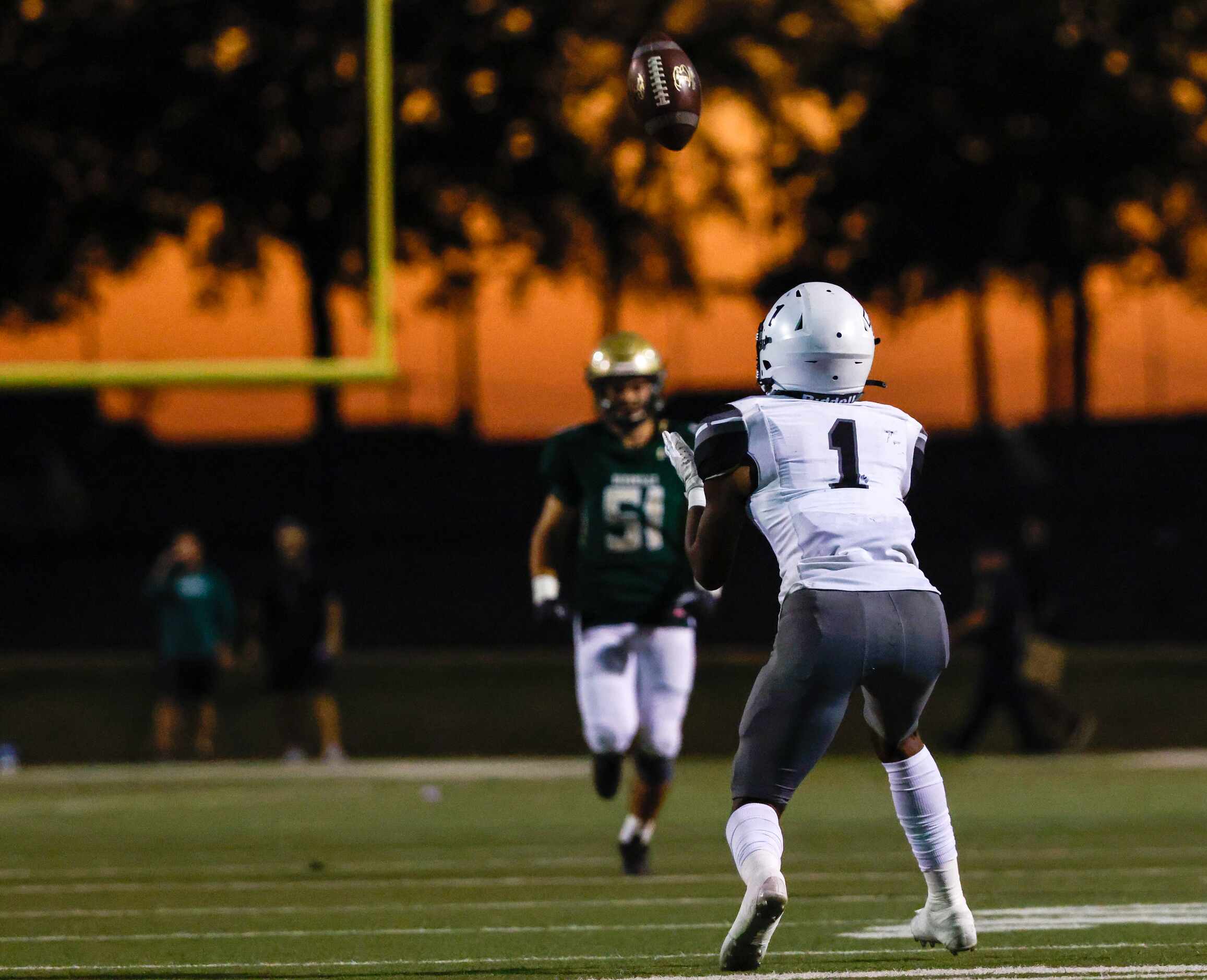 Mansfield Timberview running back Jarvis Reed (1) moves to catch the ball in the first...