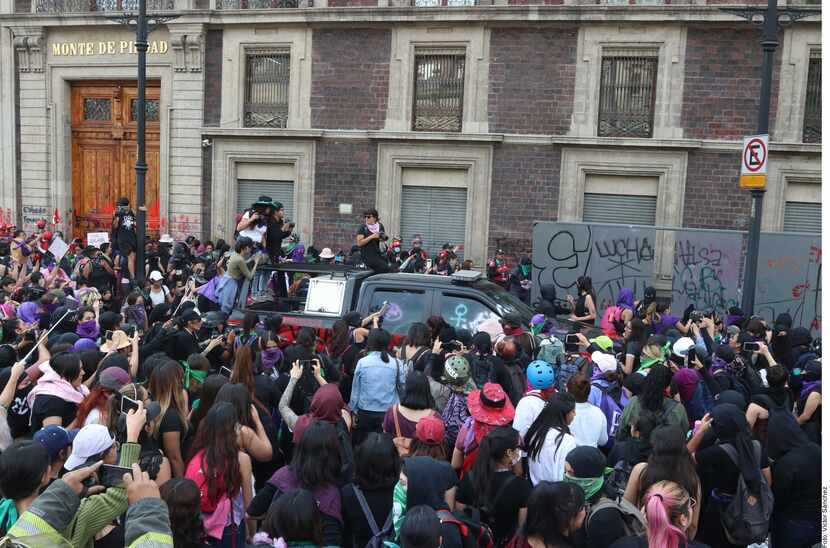 Una mujer policía, que resguardaba la marcha del 8M, denunció que una encapuchada le roció...