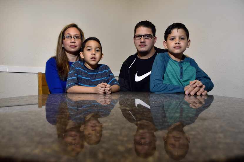 La familia Cedeño (de izq. a der.): María, Fernando, de 7 años, Ronald y Gabriel, de 10...