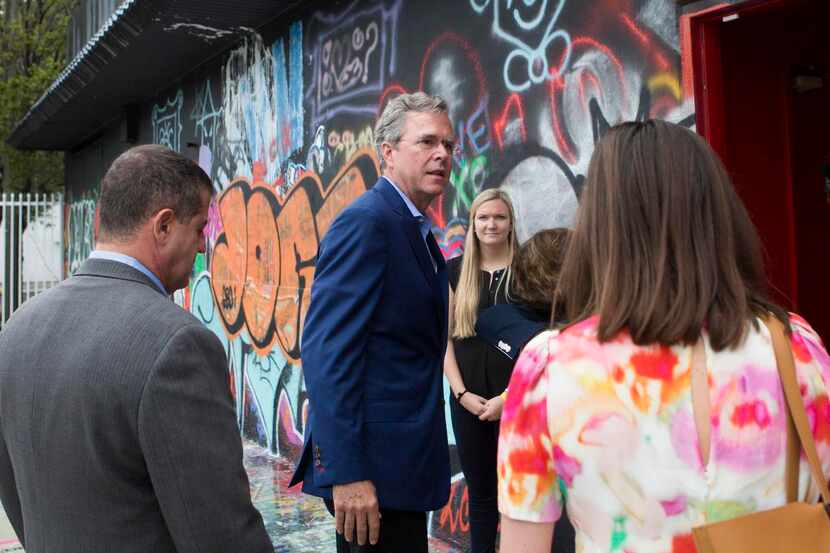El precandidato republicano Jeb Bush ingresa a la galería de arte Britto Central en Miami....