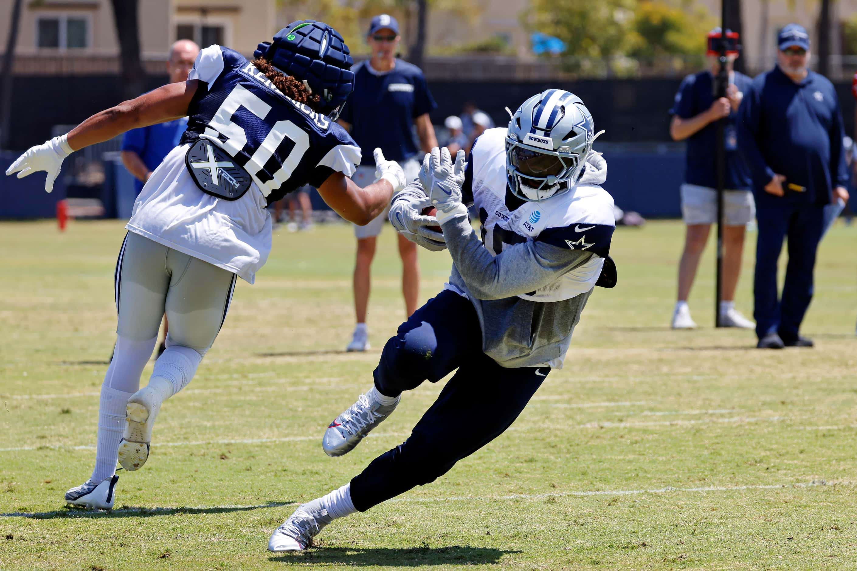 Dallas Cowboys running back Ezekiel Elliott (15) cuts inside as linebacker Eric Kendricks...