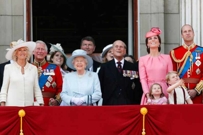 La familia real en el balcón del palacio de Buckingham. La reina Elizabeth II celebra 70...