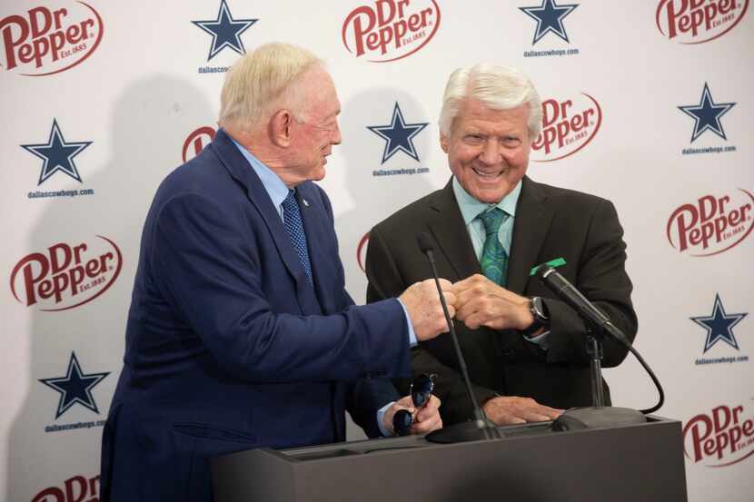 El propietario de los Cowboys de Dallas , Jerry Jones (izq), y el exentrenador  en jefe de...