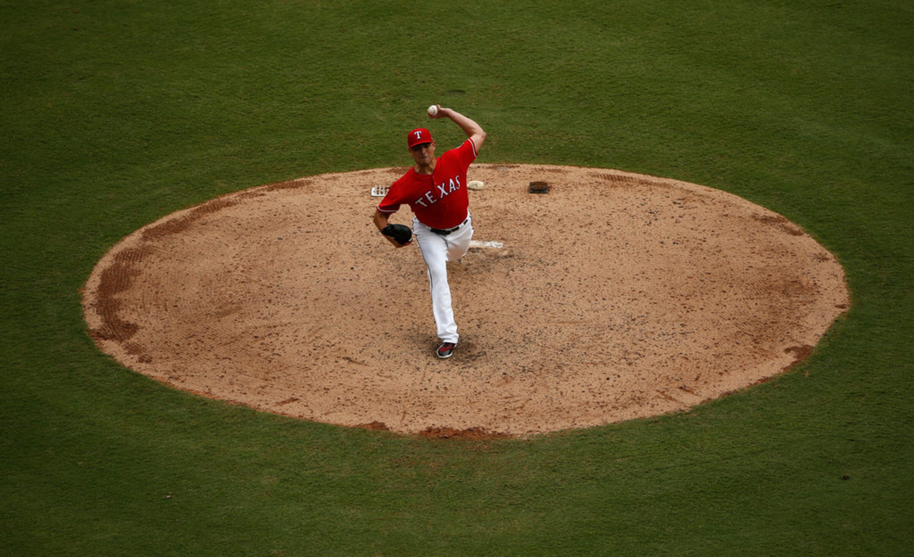 ARLINGTON, TX - AUGUST 19: Matt Moore #55 of the Texas Rangers throws against the Los...