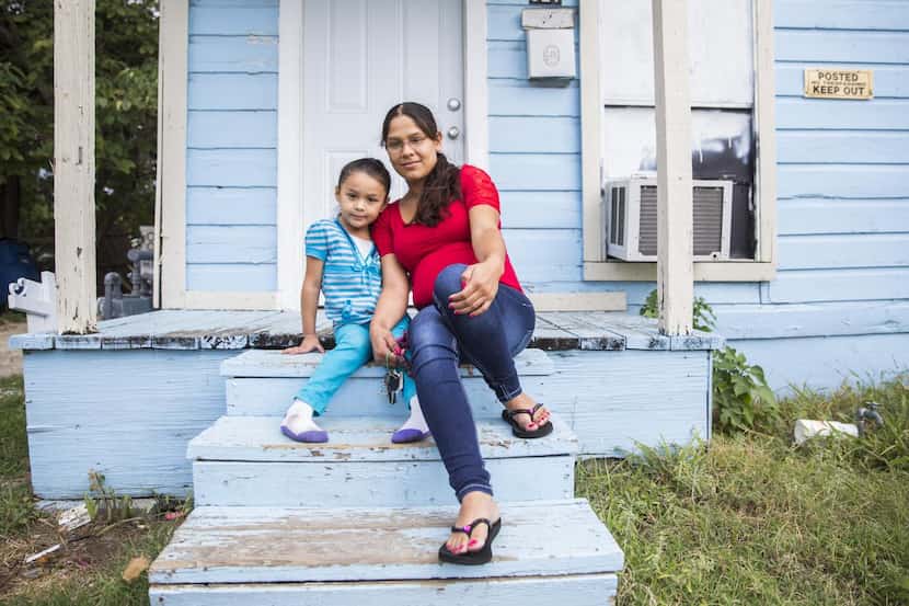 Joanna Peña y su hija Zaory Rendón de 4 años viven 827 Nomas Street, en Dallas. Su casero,...