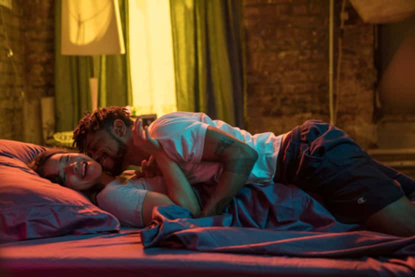 Gina Rodriguez con Lakeith Stanfield en “Someone Great”. (Sarah Shatz/Netflix via AP)