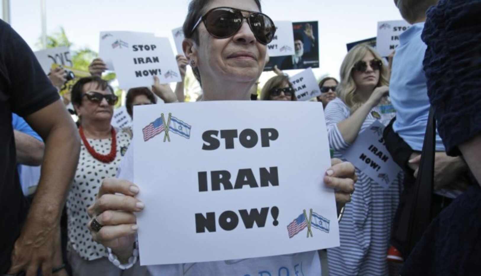 Carol Milett, de Aventura, Fla., protesta contra el acuerdo nuclear con Irán. (AP/WILFREDO...