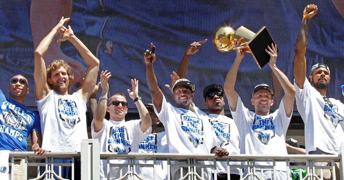 Dallas Mavericks 2010 2011 Team NBA Basketball Licensed 8x10 Glossy Photo C