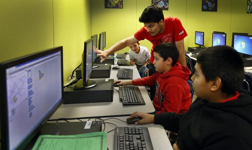 
UTD student Kanav Kaul assists Oscar Cabrera as Juan Piña (right) and Jackson Medoff ...