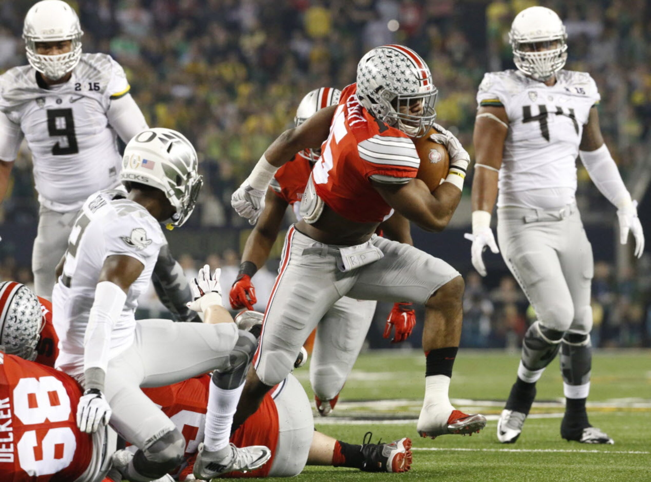 Ohio State Buckeyes running back Ezekiel Elliott (15) breaks free for big yardage on a run...