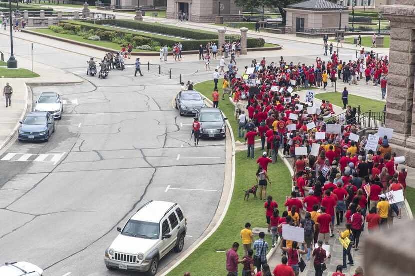 Cientos de manifestantes se congregaron a fines de mayo en el capitolio de Austin para...