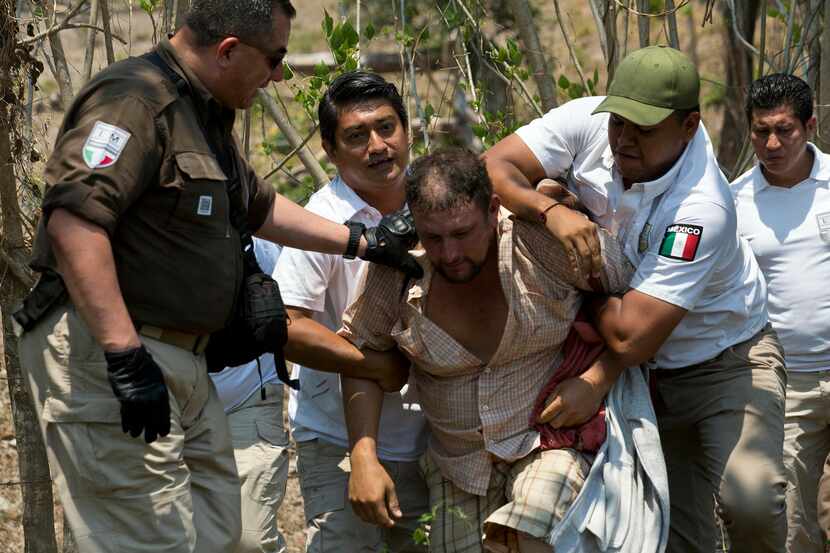 Un inmigrante es detenido por agentes de migración de México en Pijijiapan, Chiapas....