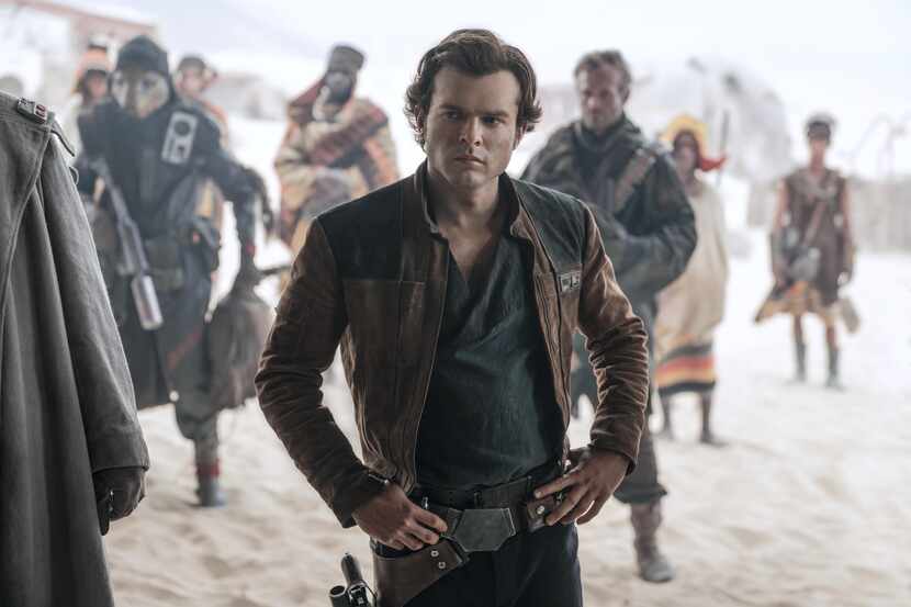 Alden Ehrenreich interpreta a Han Solo, rol que iconizó Harrison Ford, en la nueva cinta...