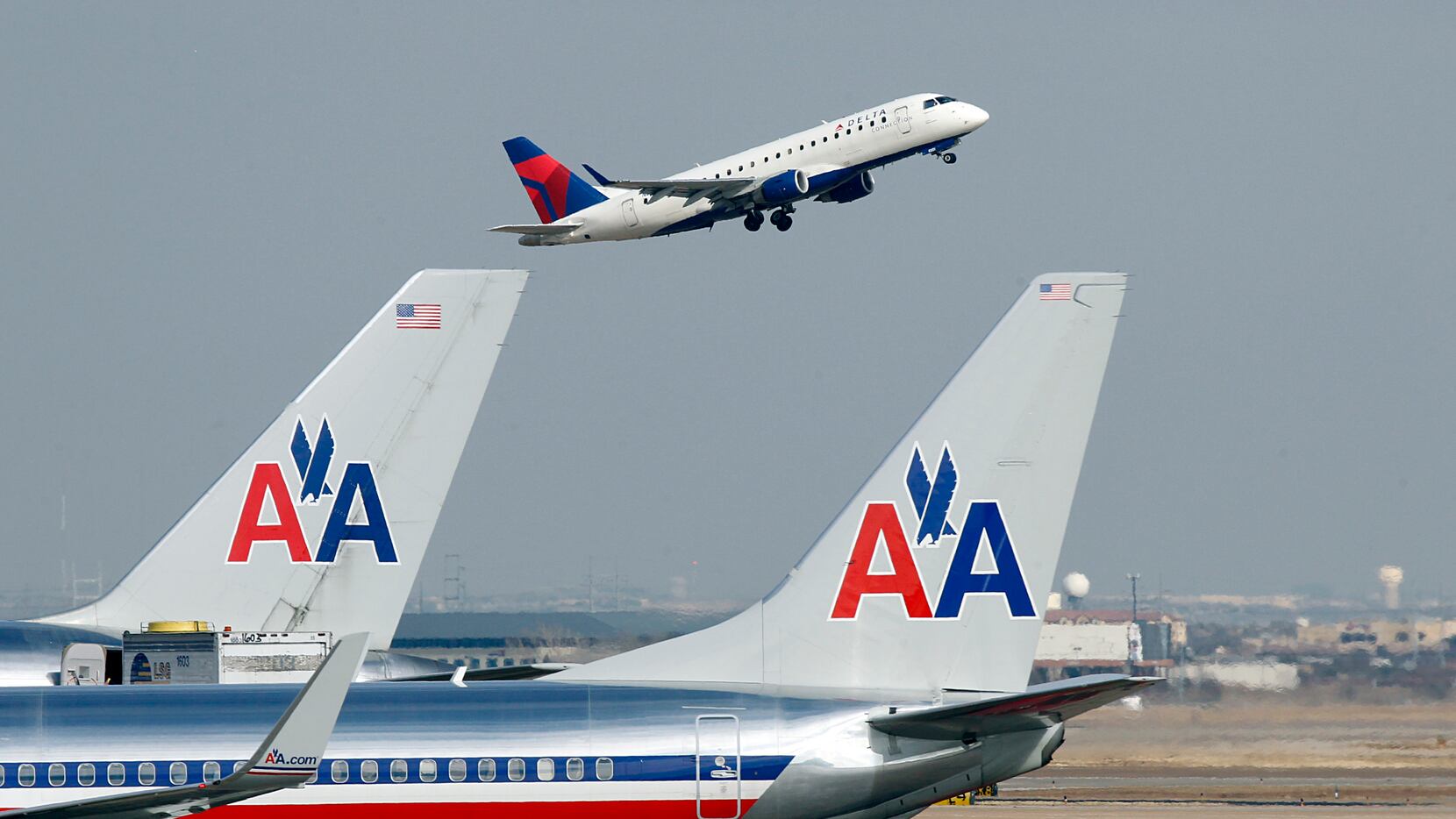 FAA probes close call between American Airlines and Delta jets