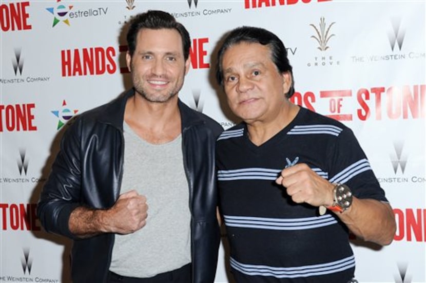 Edgar Ramírez con Roberto Durán. Foto AP