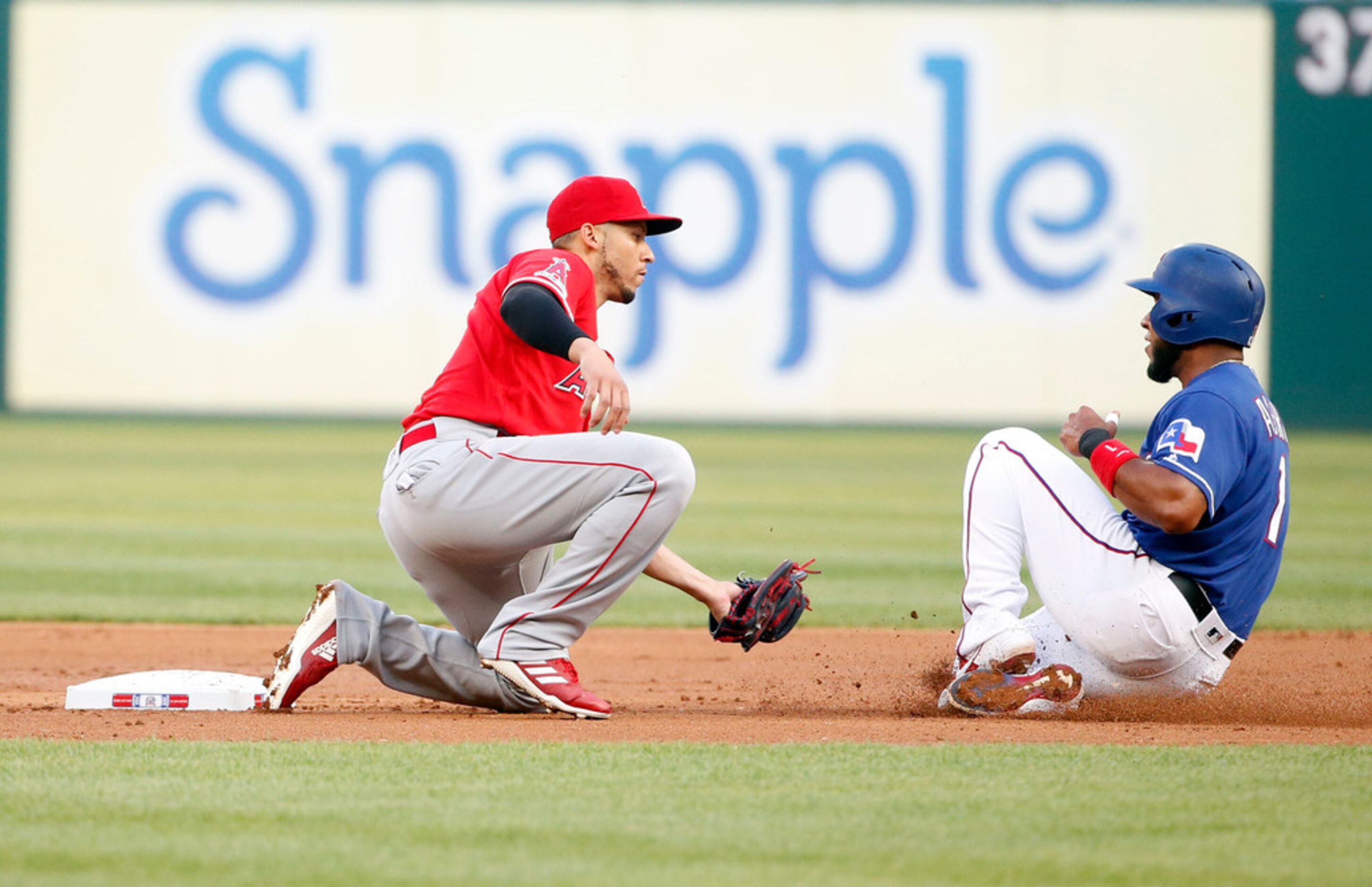 Los Angeles Angels shortstop Andrelton Simmons (2) prepares to tag out Texas Rangers...