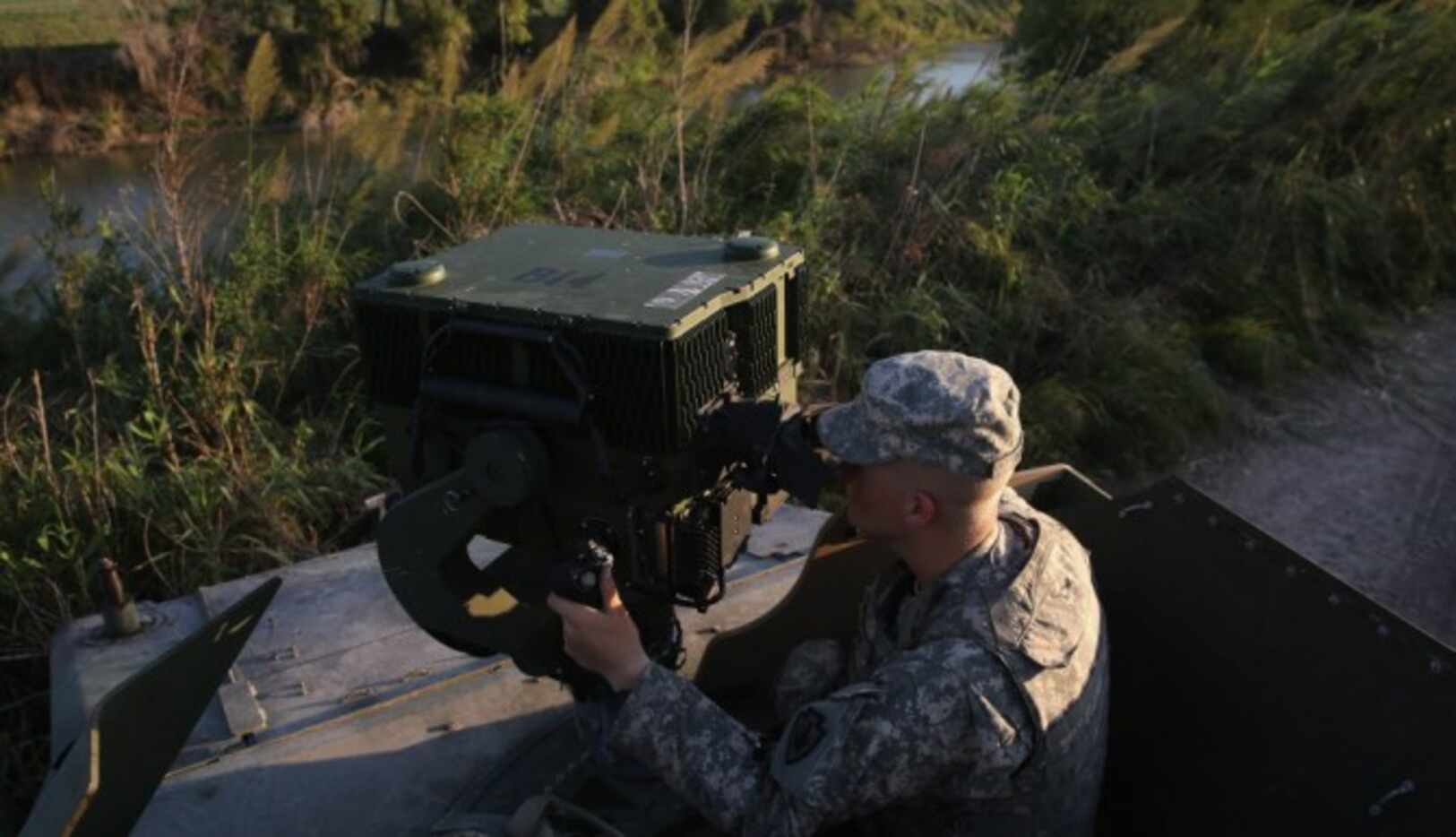 Un miembro de la Guardia Nacional opera quipo de vigilancia en Havana, Texas, cerca del Río...