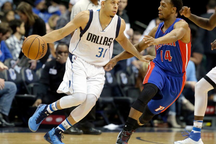 Dallas Mavericks guard Seth Curry (30) drives against Detroit Pistons guard Ish Smith (14)...