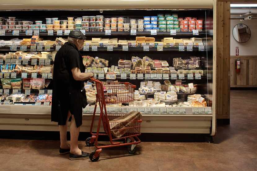 Un individuo de edad avanzada de compras en un supermercado de Nueva York el 27 de julio...
