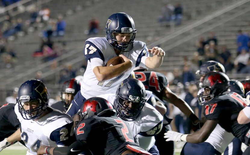 Irving MacArthur’s defense could not stop Jesuit’s Jacob Palisch’s (17) touchdown during...