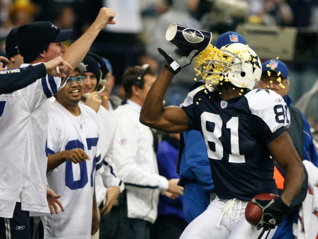 FILE ** Dallas Cowboys receiver Terrell Owens (81) walks off the