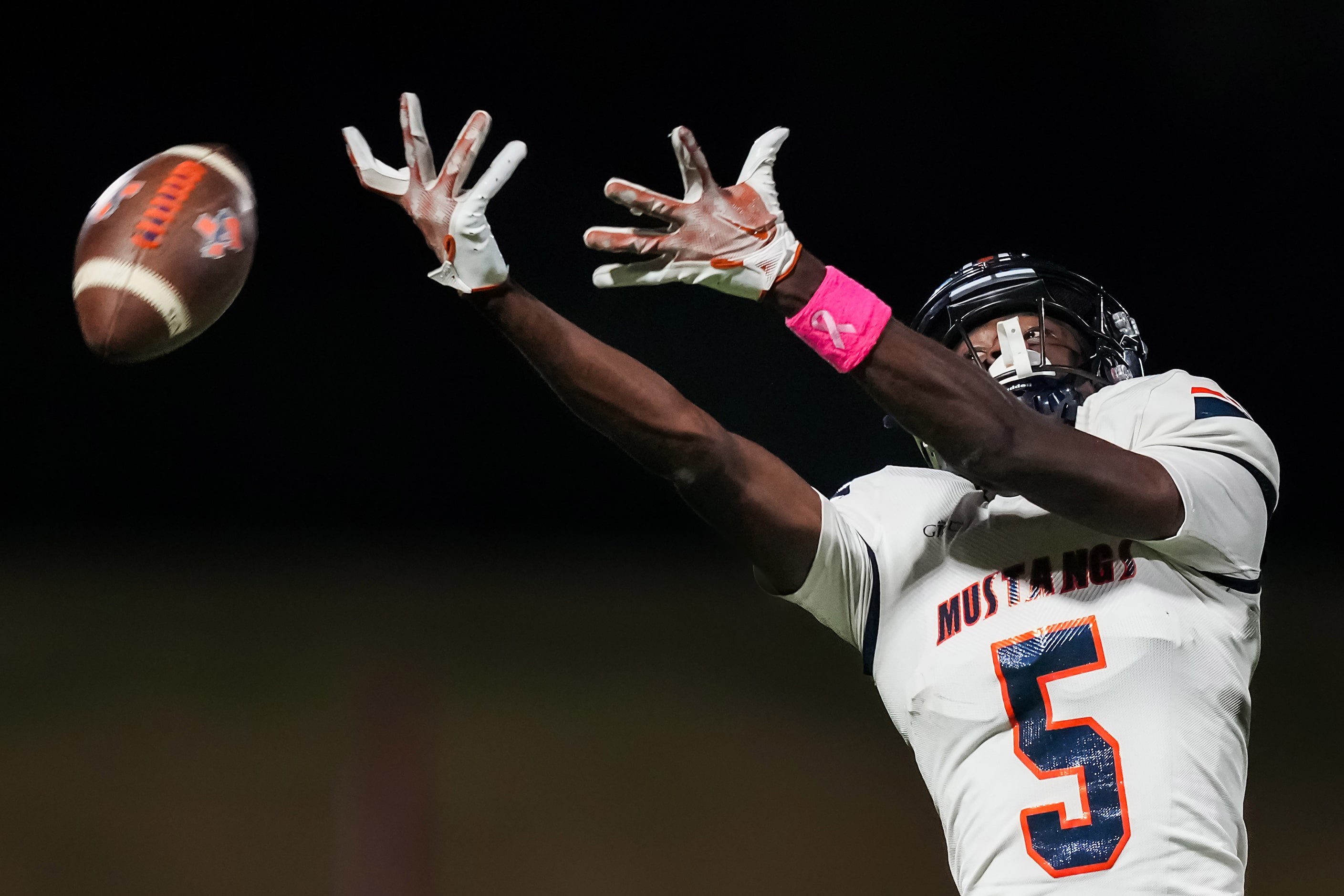 A pass goes out of reach from Sachse wide receiver Kaliq Lockett (5) during the second half...