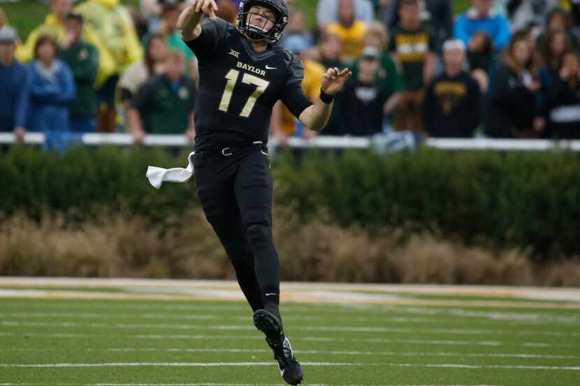 Baylor Bears quarterback Seth Russell (17) throws the ball against TCU Horned Frogs in the...
