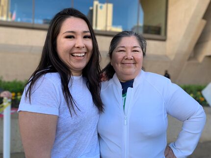 Azhalia Leal, una dreamer mexicana, junto a su madre en la Marcha de las Mujeres, el domingo.