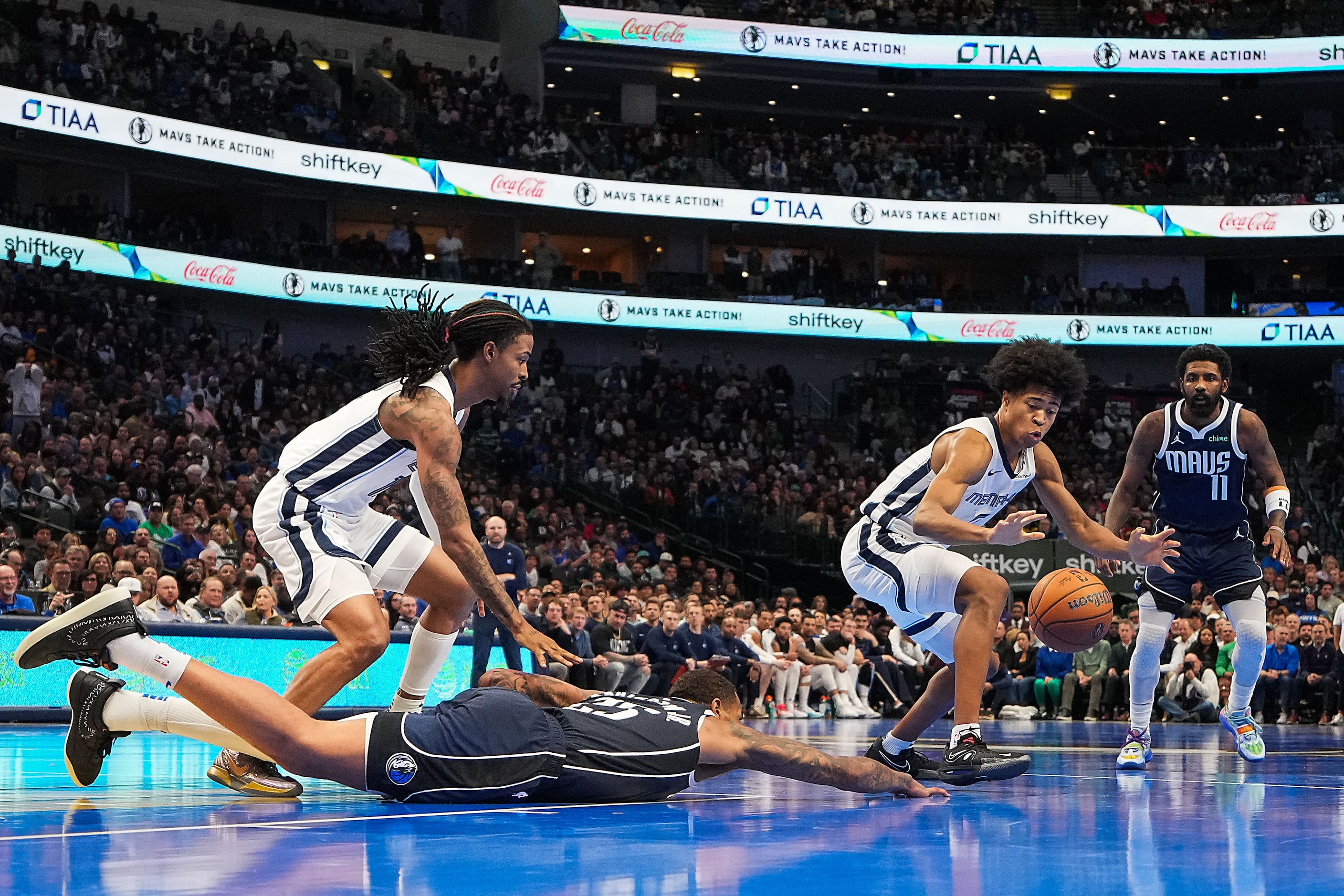 Memphis Grizzlies forward Jaylen Wells (0) pucks up a turnover by Dallas Mavericks forward...