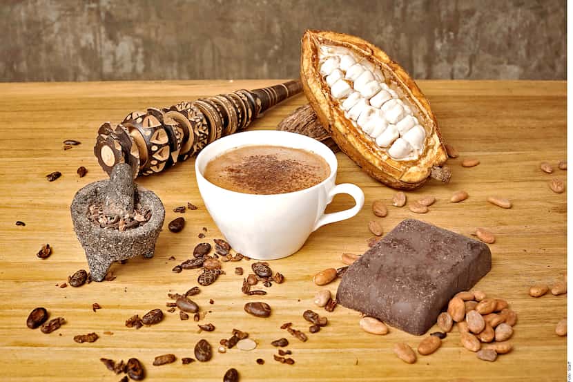 Foto de cacao y un pan con chocolate.