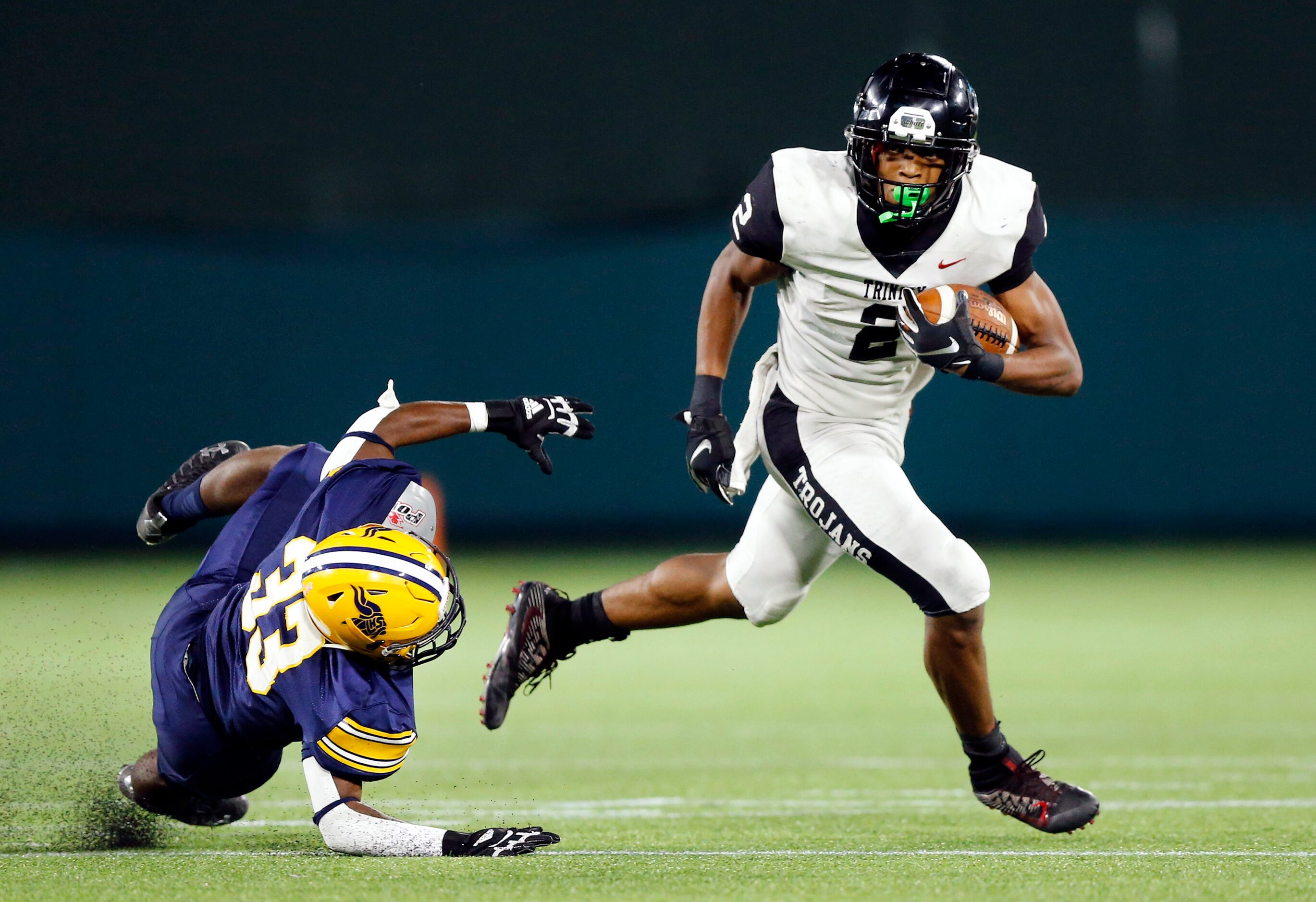 Euless Trinity running back Ollie Gordon (2) shakes Arlington Lamar linebacker Amari'Yon Fox...