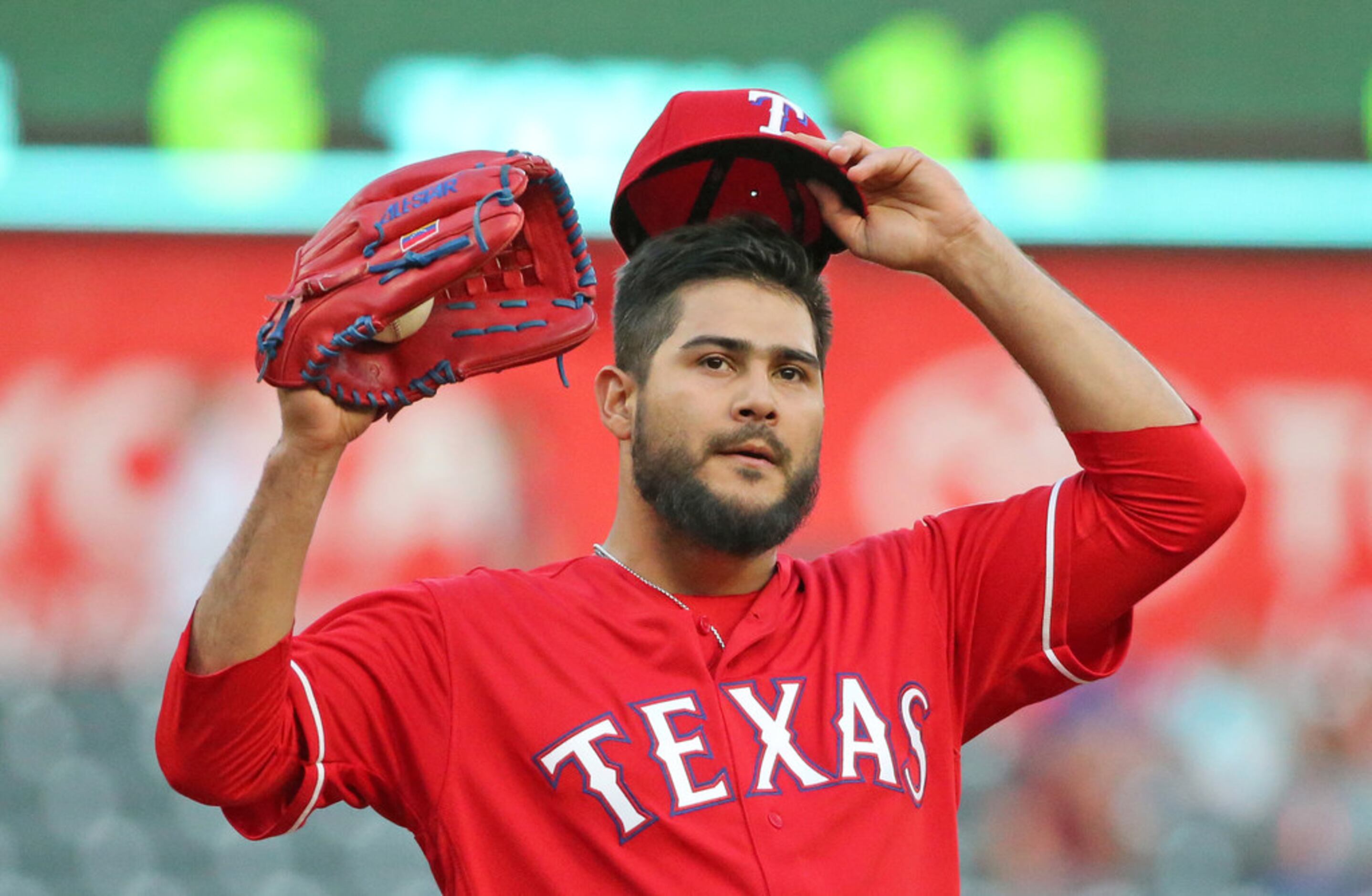 Rangers' Martin Perez breaks arm when hit by liner