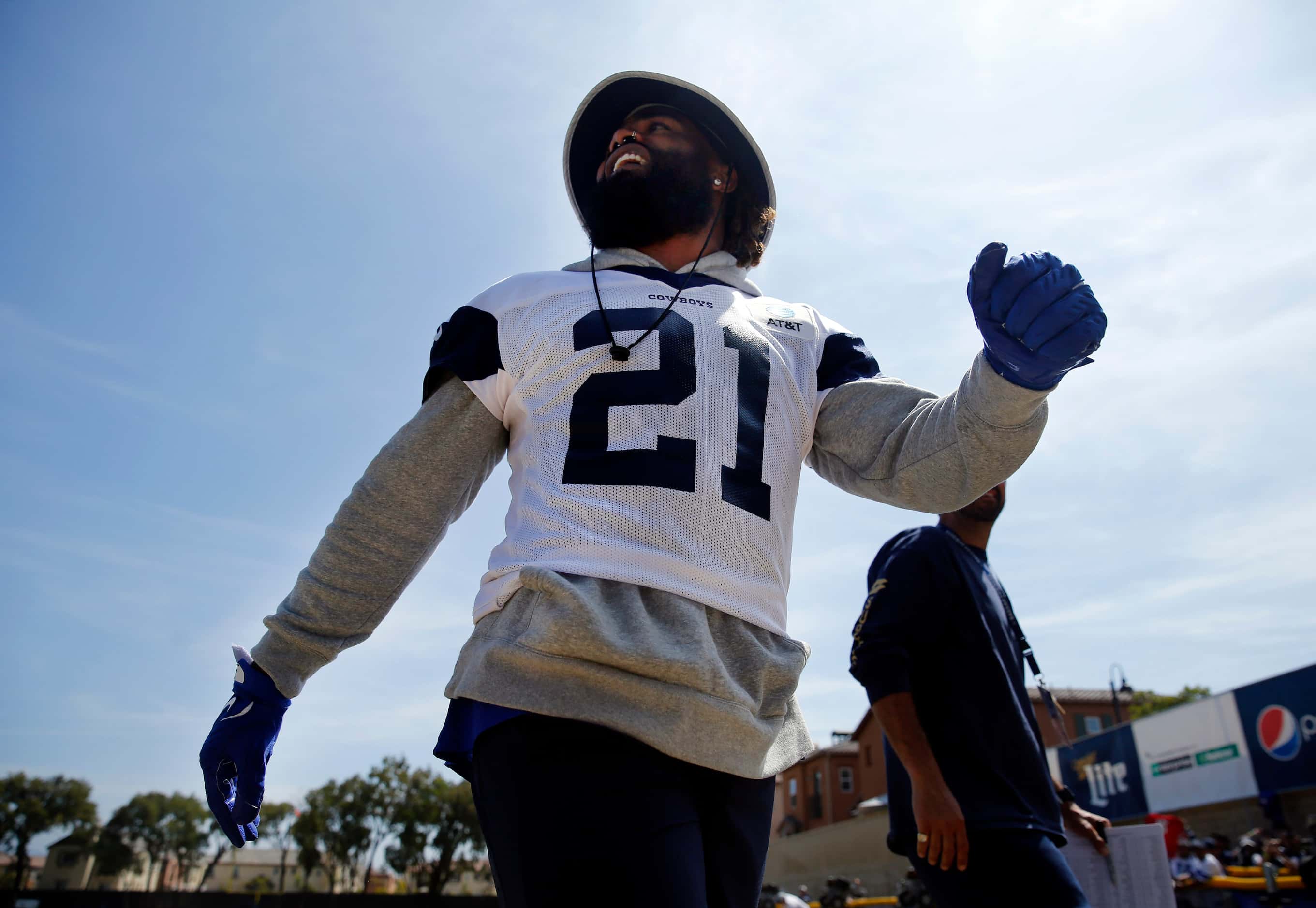 Dallas Cowboys running back Ezekiel Elliott (21) acknowledges fans as he leaves the field...