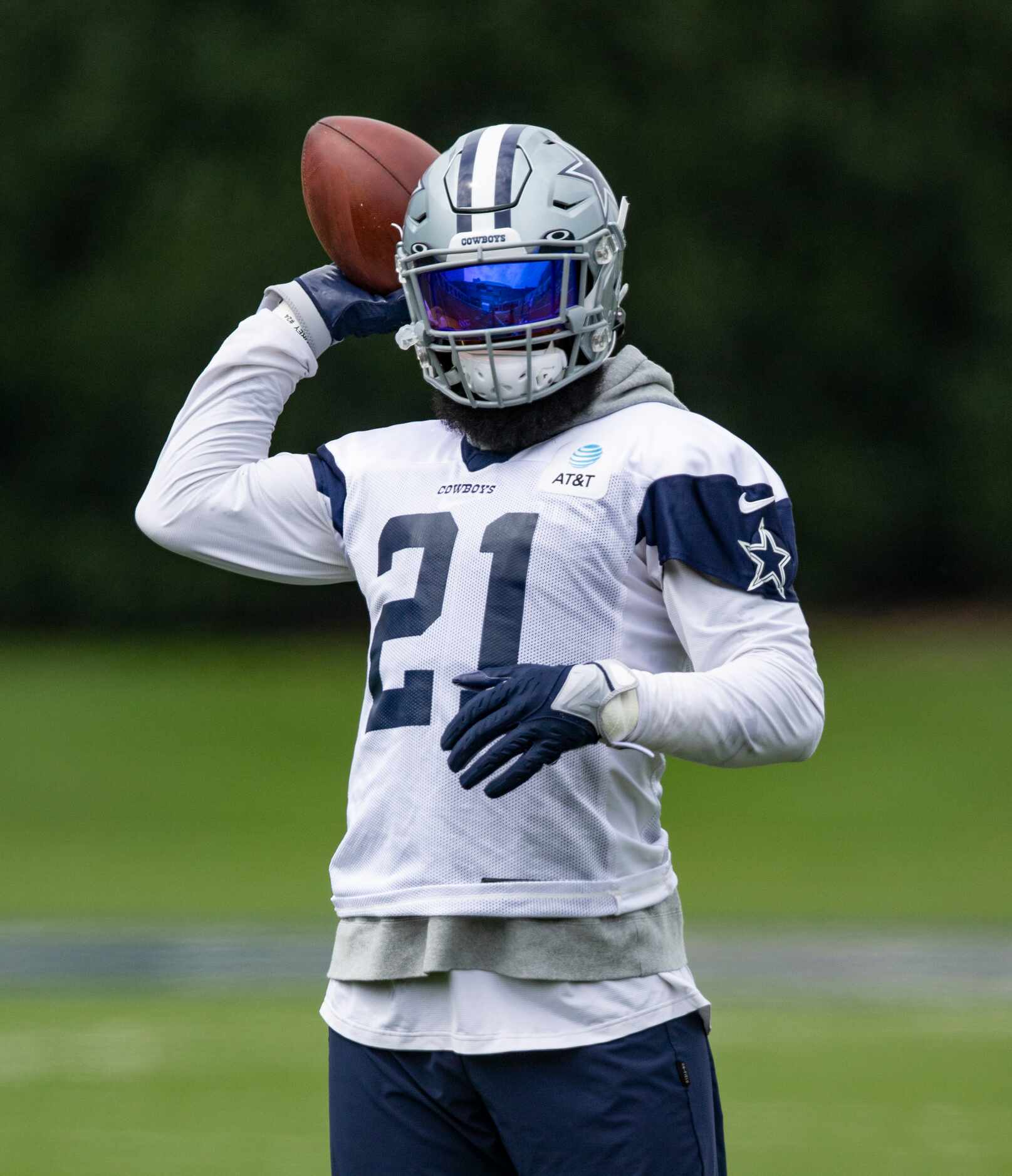 Dallas Cowboys running back Ezekiel Elliott (21) warms up during practice at The Star in...