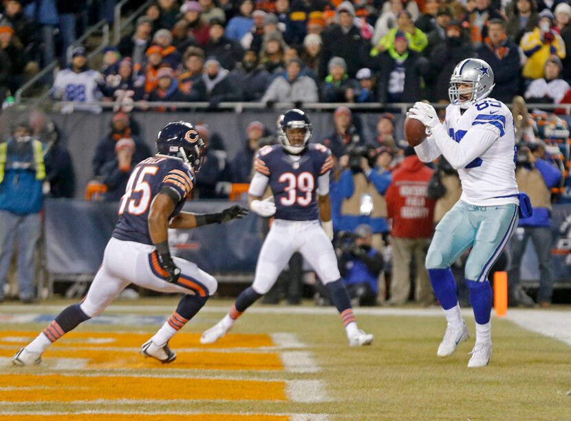 Dallas Cowboys tight end Gavin Escobar (89) grabs a touchdown pass against Chicago on Dec....