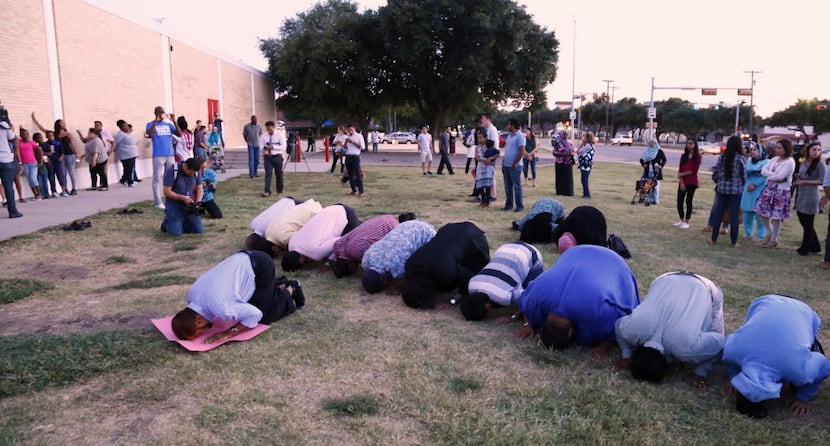  A group of Muslims prayed toward the end of the #IStandWithAhmed rally at MacArthur High...