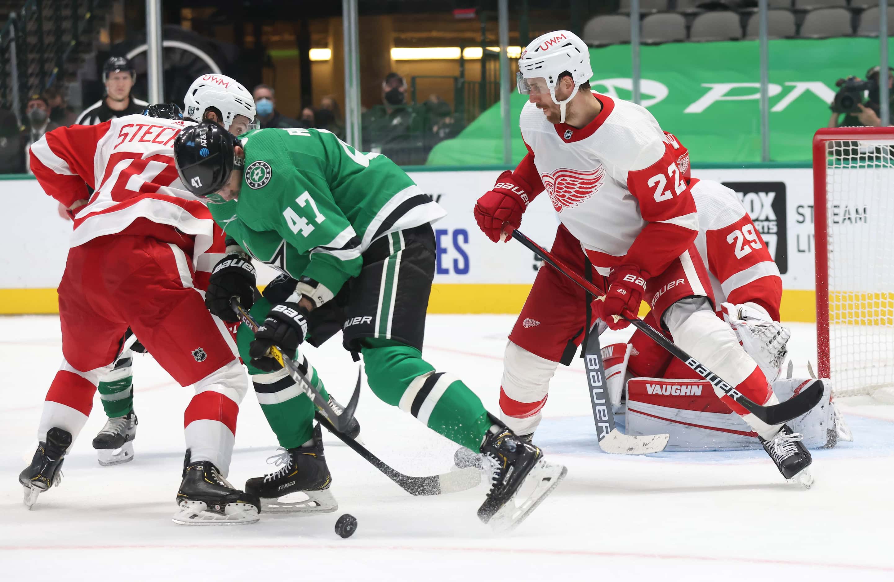 Dallas Stars right wing Alexander Radulov (47) gets the puck from Detroit Red Wings...