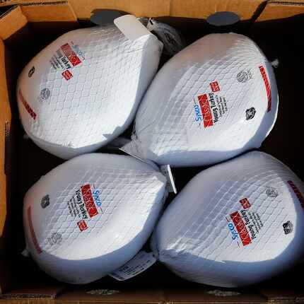 Pavos congelados fueron entregados en el evento de entrega de despensas a miles de familias...
