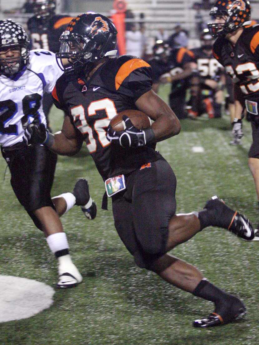 Aledo running back Johnathan Gray heads toward the end zone in the first half on one of his...