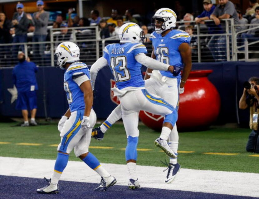 Keenan Allen (13) y los Chargers celebran su triunfo sobre Dallas el jueves. Foto AP