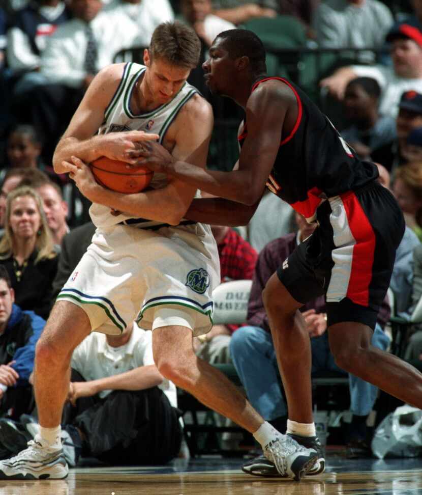 ORG XMIT:  3/16/99--MAVERICKS---Dallas Mavericks #11 Chris Anstey battles Portland's #31...