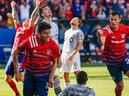 El delantero del FC Dallas, Ricardo Pepi (izq.) ha tenido un año exitoso en lo personal pero...