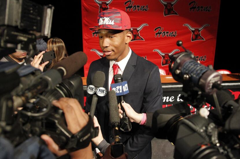 Cedar Hill wide receiver DaMarkus Lodge talks to the media about his decision to play for...