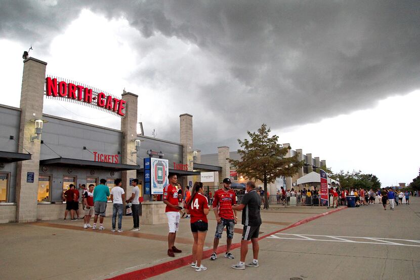 Storms rolled into the area, delaying the starting time as FC Dallas hosted Minnesota United...
