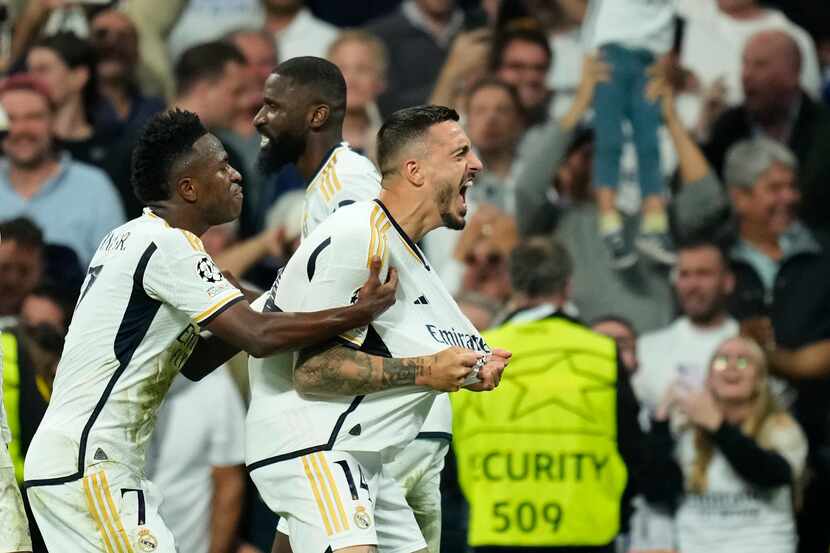 Joselu (derecha) celebra tras anotar el primer gol del Real Madrid en el partido de vuelta...