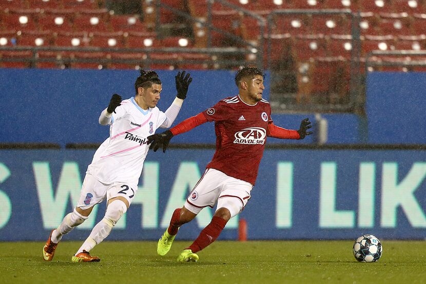 Oscar Romero (der.) en un partido de su equipo, North Texas SC, la temporada pasada en el...