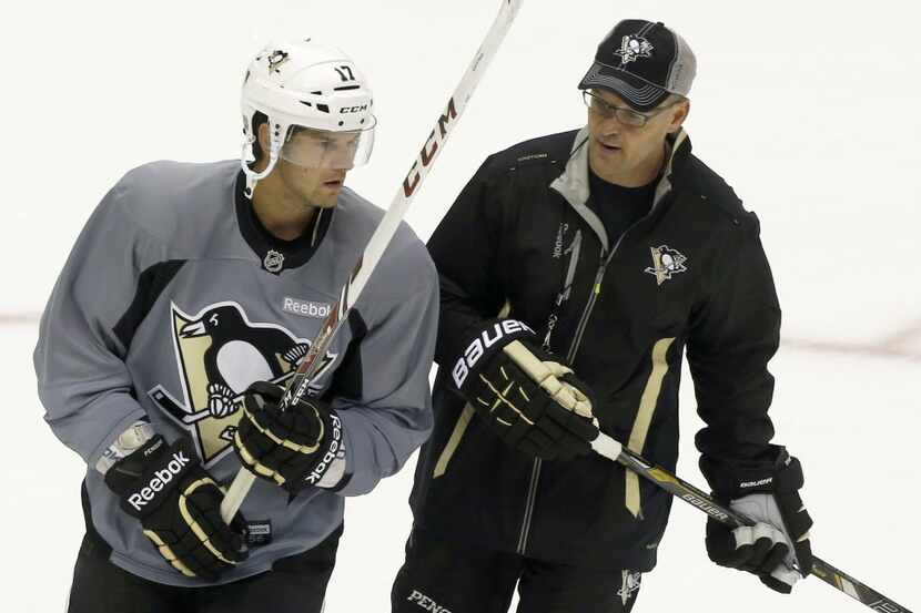 Pittsburgh Penguins' Dan Bylsma, right, talks with Dustin Jeffrey during NHL hockey training...
