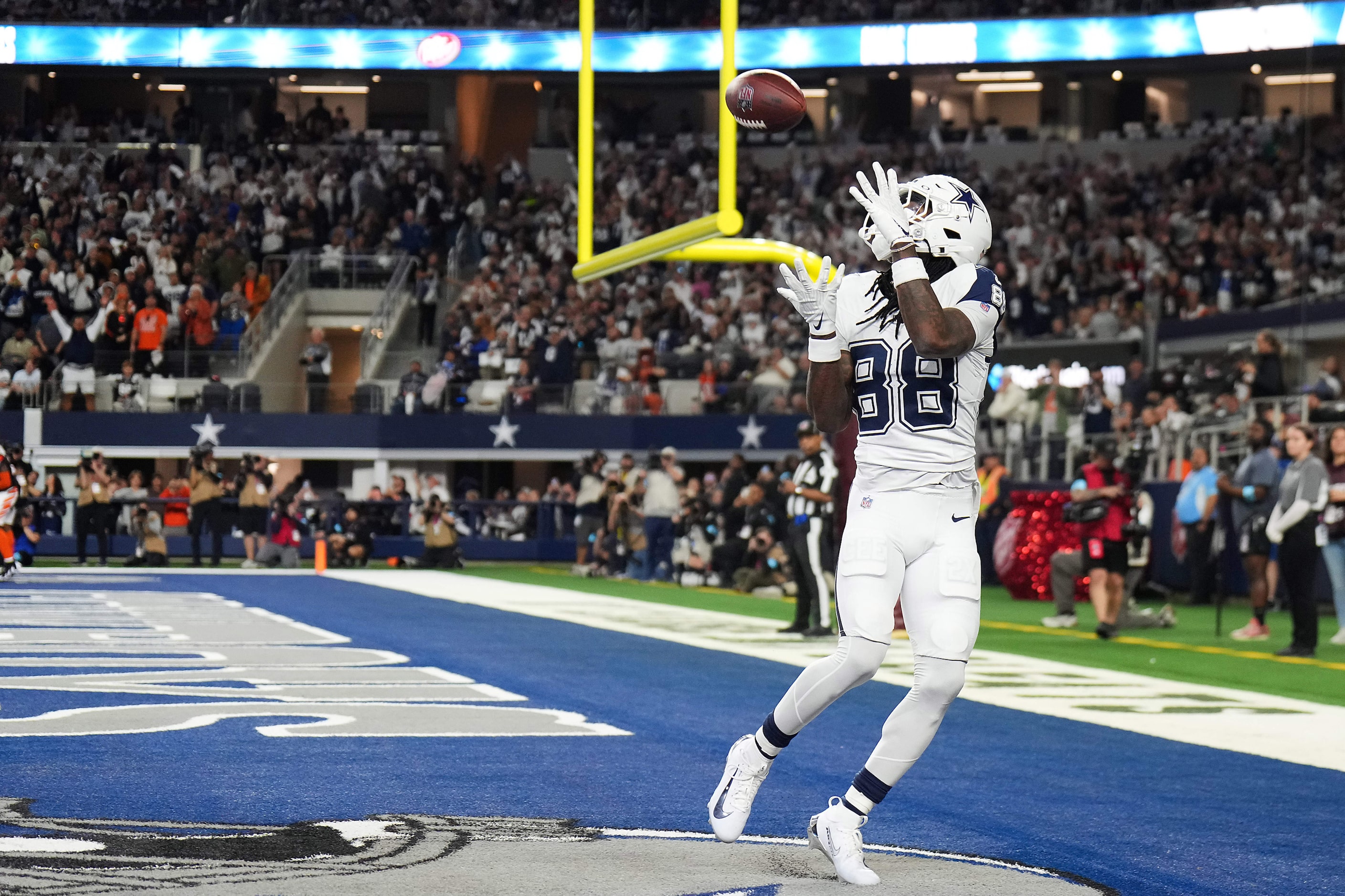 Dallas Cowboys wide receiver CeeDee Lamb (88) hauls in a touchdown pass during the first...